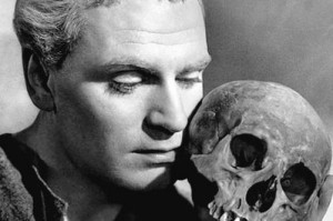 Laurence Olivier con il teschio di Yorick Hamlet, film del 1948