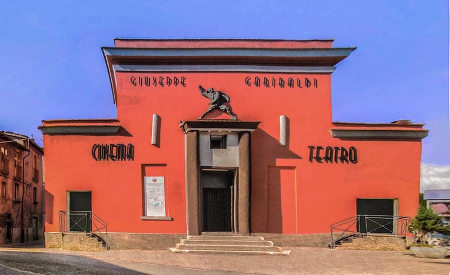 la facciata del cinema teatro Giuseppe Garibaldi di Amatrice prima del terremoto