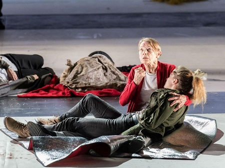 Glenda Jackson e Morfydd Clark in King Lear. Foto di Manuel Harlan