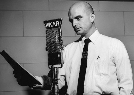 Dick Estell, voice of the Radio Reader. circa 1964. Estell era una voce storica ai microfoni della WKAR Public Media from Michigan State University - http://wkar.org/