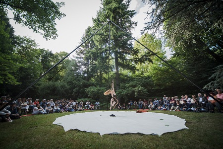 A Teatro a Corte Hêtre. Écriture, mise en scène / Fanny Soriano Interprétation / Kamma Rosenbeck ouNina Harper Musique / Thomas Barrière Costume / Sandrine Rozier