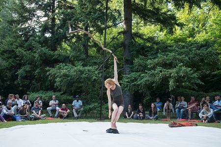 A Teatro a Corte Hêtre. Écriture, mise en scène / Fanny Soriano Interprétation / Kamma Rosenbeck ouNina Harper Musique / Thomas Barrière Costume / Sandrine Rozier